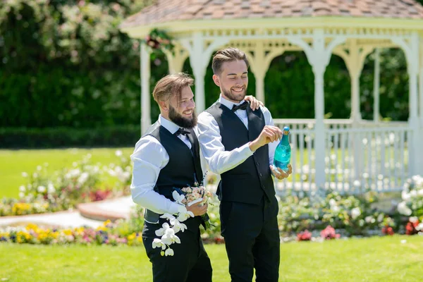 Захоплені Гомосексуальні Пари Відкривають Шампанське День Весілля Портрет Щасливої Гей — стокове фото