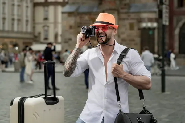 Güneş Gözlüklü Şapkalı Kameralı Bir Adam Moda Şapkalı Güneş Gözlüklü — Stok fotoğraf
