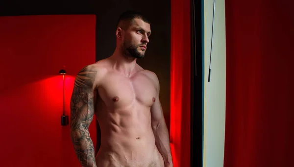 Sexy Und Nackter Muskulöser Junger Mann Posiert Drinnen Sexy Hemdloses — Stockfoto