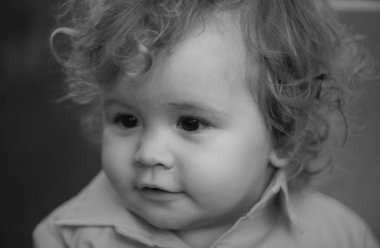 Küçük sarışın bir erkek bebeğin yakın portresi. Komik çocuk suratı