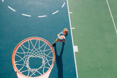 Basketbol oynayan çocuk. Çocuklar sportif yaşam tarzı. Çocuklar spor aktivitesi
