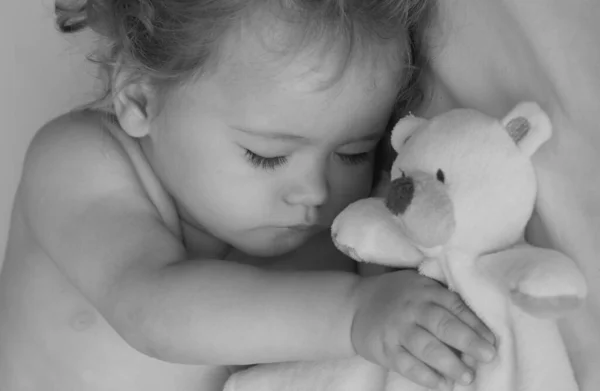 赤ん坊はベッドで寝ている 静かな睡眠とともにテディベア — ストック写真