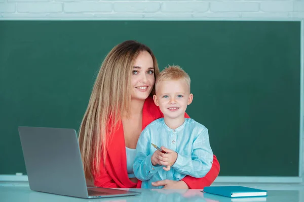 Elementary School Teacher Pupil Classroom Mother Son Together Using Computer — Stock Photo, Image