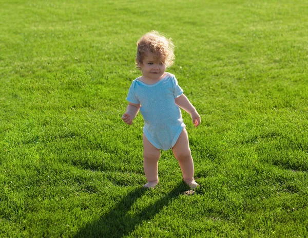 Bebé Niño Pequeño Caminando Parque Brillante Día Primavera Desarrollo Infantil —  Fotos de Stock