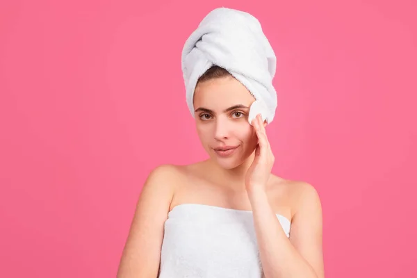 Woman Touching Cheek Sponge Facial Mask Charming Pretty Model Bath — Stock Photo, Image