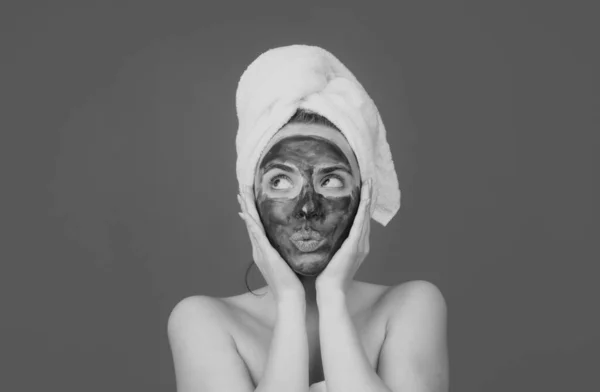 Joven Mujer Hermosa Una Máscara Para Cara Arcilla Negra Terapéutica — Foto de Stock