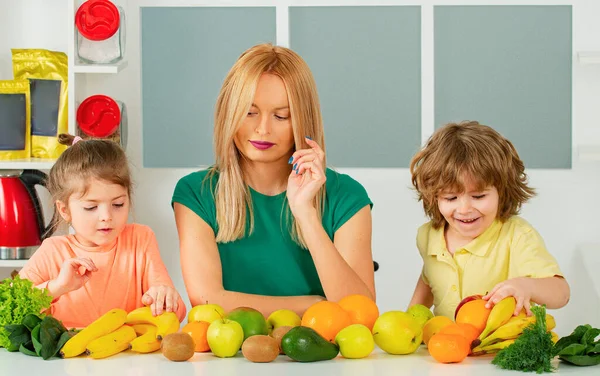 Здорова Їжа Вдома Щаслива Сім Кухні Мати Діти Готують Овочі — стокове фото