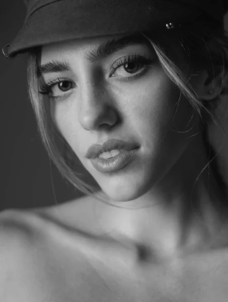 Kadın Yüzü Şehvetli Genç Kadın Modelinin Portresi — Stok fotoğraf