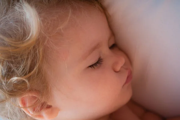 ベッドで寝ている赤ん坊の顔を閉じてください 眠そうな子供の肖像画 — ストック写真