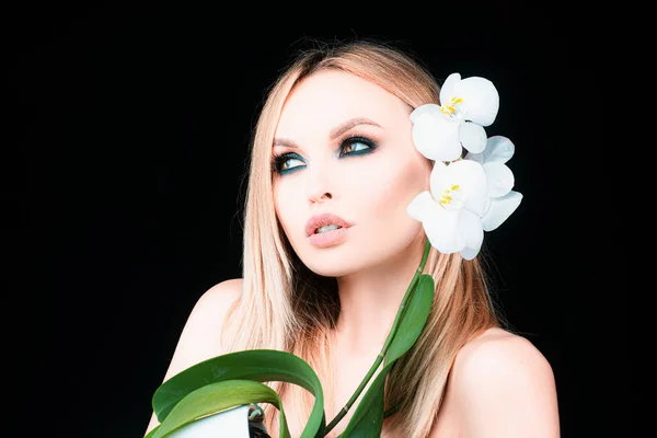 Orkide Çiçeğiyle Makyaj Güzellik Konsepti Bahar Yaz Kadını Makyajı — Stok fotoğraf