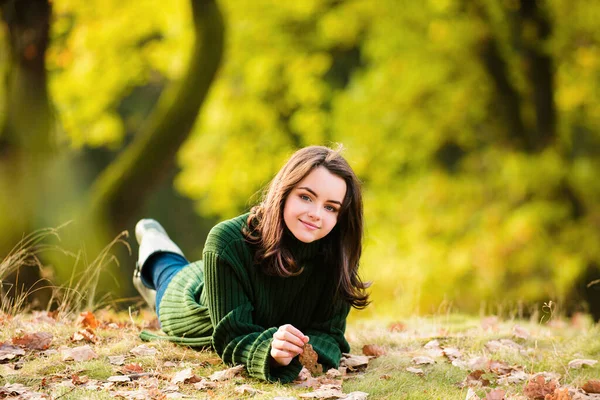少女躺在枫叶上 在户外微笑 一个美丽微笑的少年的画像 年轻的少女想拍照 — 图库照片