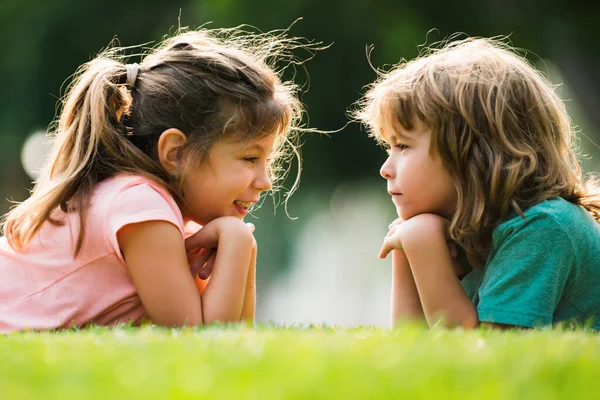 Kinder Süßes Verliebtes Paar Kinderbeziehungen Kleines Mädchen Park — Stockfoto