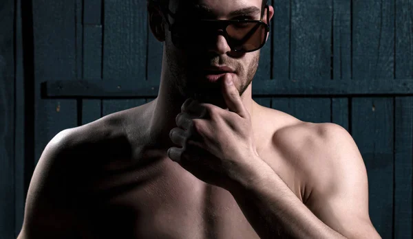 エレガントな若いセクシーな男が眼鏡をかけて 閉鎖顔 官能的なゲイ — ストック写真
