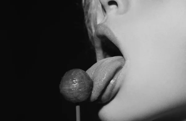 Lizanie Ust Dziewczyna Seksownymi Ustami Jedząca Chupa Chups Bliska Kobiece — Zdjęcie stockowe