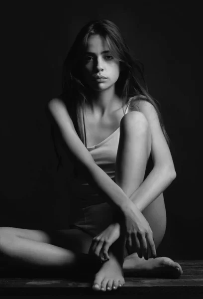 Mladá Modelka Štíhlým Tělem Portrét Elegantní Ženy Světlem Černém Pozadí — Stock fotografie