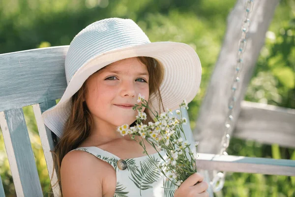 Çiçek Açan Yaz Bahçesinde Güzel Bir Kızın Portresi Çayırdaki Beyaz — Stok fotoğraf