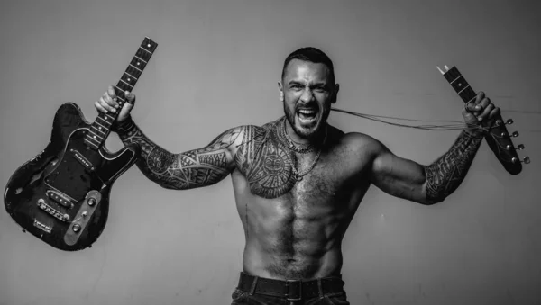 Sklep Muzyczny Podekscytowany Stylowy Brutalny Mężczyzna Brodą Tatuaż Roztrzaskuje Gitarę — Zdjęcie stockowe