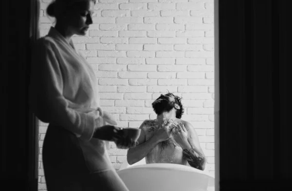 Ευτυχισμένο Νεαρό Ζευγάρι Στο Μπάνιο Στο Σπίτι Ένα Ζευγάρι Αισθησιακό — Φωτογραφία Αρχείου