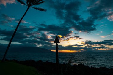 Tayland 'daki Idyllic Sahili. Tropikal mavi deniz ve kumsal arka planı