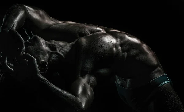 性感的年轻英俊的裸体男子在黑暗的背景 有诱惑力的同性恋 — 图库照片