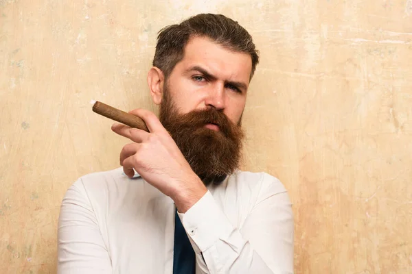 Brutální Muž Kouřící Doutník Pohledný Seriózní Mužský Model — Stock fotografie
