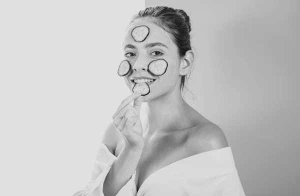 Hermosa Mujer Joven Máscara Barro Barro Cara Cubriendo Piel Con —  Fotos de Stock
