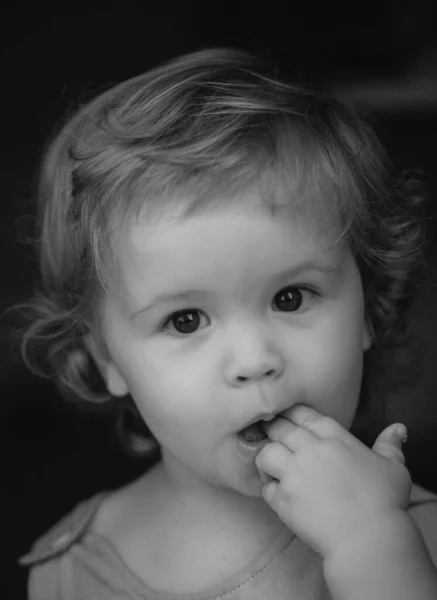 Porträtt Söt Bebis Närbild Kaukasiska Barn Ansikte Närbild Huvud Rolig — Stockfoto