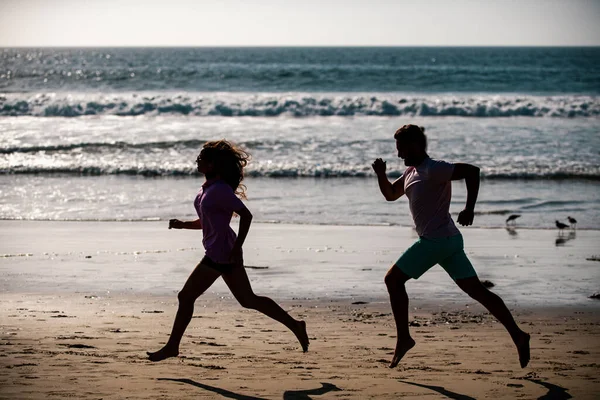 Пара Біжить Пляжі Спорт Здоровий Спосіб Життя Силует Друзі Бігають — стокове фото
