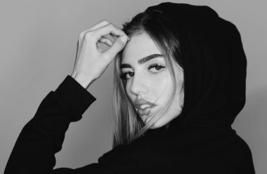 Kız yüzü. Sokak modası. Kadın modelin güzel portresi.