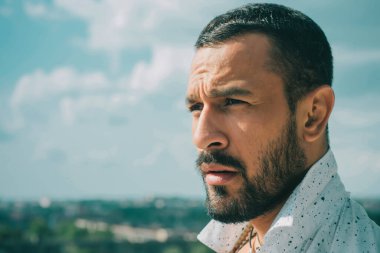 Derin arıyor. Aşık adam. Adam aşk için bekliyor. Romantik. Latino adam