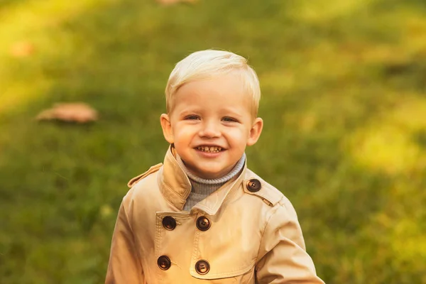 Spaß Für Kinder Herbst Glücklicher Junge Beim Spazierengehen Autumn Park — Stockfoto