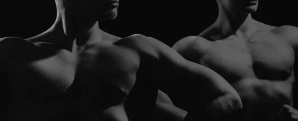 两个性感的肌肉男躯干在潮湿的身体上赤裸的胸部 肌肉同性恋 性感和强壮 肉眼赤身裸体的男人 — 图库照片