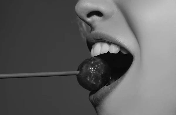 Close Lips Lollipop Isolated Sexy Blowjob Sensual Mouth Lipstick Eats — Stockfoto