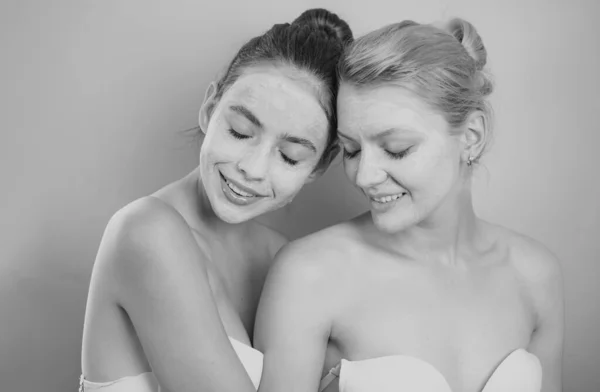 Beautiful Girls Best Friends Forever Bare Shoulders Apply Organic Clay — Stock Photo, Image