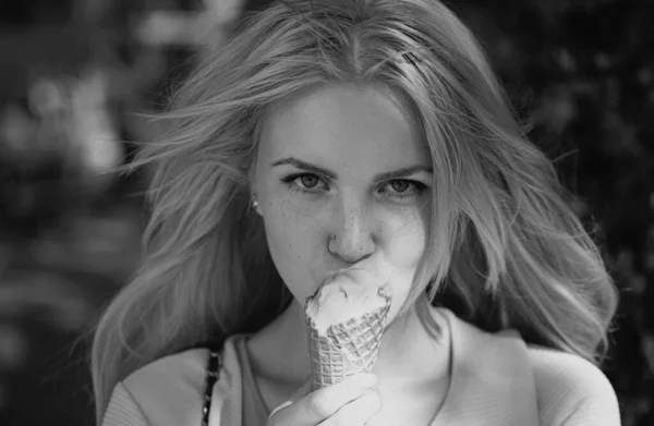 Porträtt Ung Kvinna Äter Glass Utomhus Romantisk Flicka Med Skönhet — Stockfoto