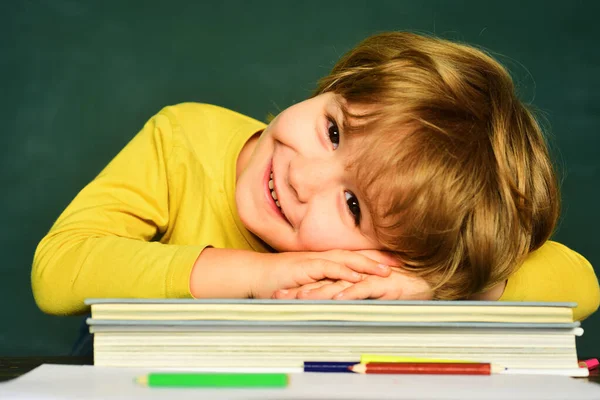 Талантливый Ребенок Симпатичный Мальчик Счастливым Выражением Лица Рядом Школьными Принадлежностями — стоковое фото