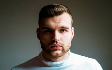 Saç stili berber. Sakallı, maço, yakın çekim yüzü. Berber dükkanı konsepti. Sakal bakımı. Hippi tarzı sakal. Sakallı yakışıklı adam. Erkeklik ve güzellik. İyi giyimli sakallı adam şık bir görünüş.