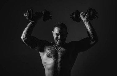 halterli acımasız sporcu. Steroid. güven karizması. dövme adam seksi abs. erkek modası. atletik vücutile kaslı maço adam. spor ve fitness. dumbell kaldırma. antrenör ile eğitim.