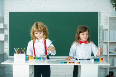 Okul arkadaşları. Küçük okul öğrencileri, oğlanlar ve kızlar okulu. Çocukların arkadaşlığı. Okul arkadaşları çocuklar.