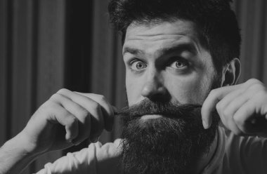 Sakallı adam saçını kuaförde berber tarafından elde. Eski vintage kuaför dükkanı kutup moda. Erkek istemci tarafından Kuaför Saç kesimi almak. Berber Dükkanı. Sakallı adam veya hipster