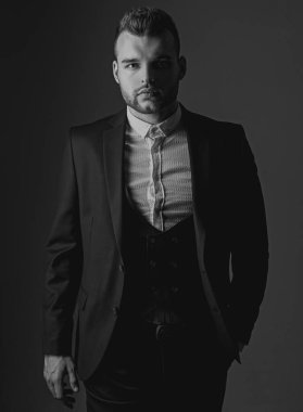 smokin adam. Modern insan takım elbise moda. Klasik takım elbiseli adam. İş kendine güvenen. Yakışıklı ciddi erkek modelportresi. Hırs ve bireysellik, başarı. İş adamı çalışıyor. resmi toplantı.