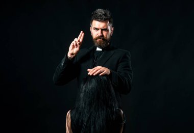 Rahibin dualı portresi. Keşiş itirazı. Kıdemli din kutsal erkek kendine güvenen bir ifadeyle.