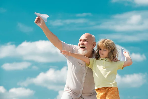 Büyükbaba Oğlu Kağıt Uçakla Yaz Aylarında Arka Planda Oynuyorlar Uçma — Stok fotoğraf