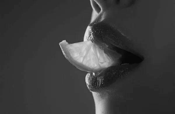 性感的水果 用柠檬捂住嘴唇柠檬片在嘴里 夏日点心的概念 茶时间 — 图库照片