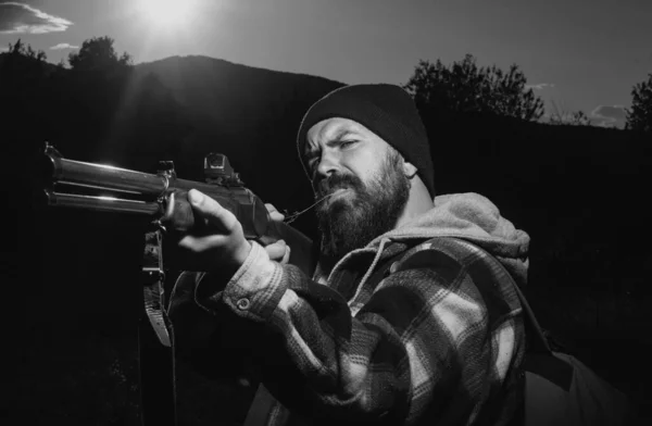 Silah Tutan Ormanda Yürüyüş Sakallı Avcı Adam Tüfek Hunter Içinde — Stok fotoğraf