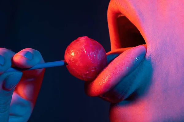 Şeker Yalıyorum Lolipop Modeli Kadın Dudakları Şeker Emiyor Kırmızı Dudaklı — Stok fotoğraf