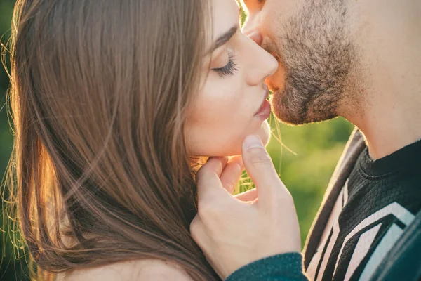 浪漫美丽可爱的一对恋人亲吻 有性浪漫时刻的情侣 — 图库照片