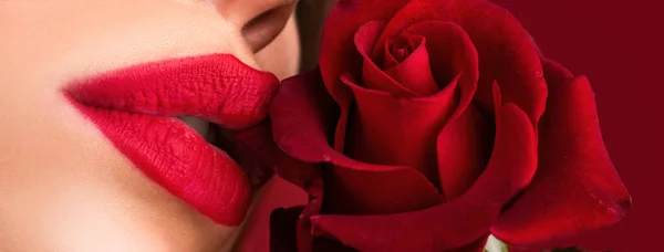 Губы Помадой Крупным Планом Женщина Красной Розой Макрос Красном Фоне — стоковое фото