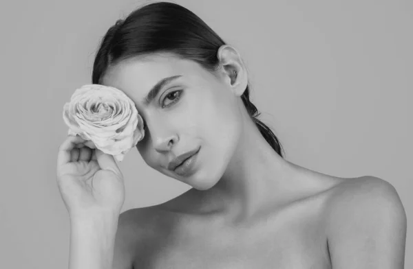 Piękno Spa Kobieta Naturalnym Makijażem Kwiaty Róż Świeże Piękno Model — Zdjęcie stockowe