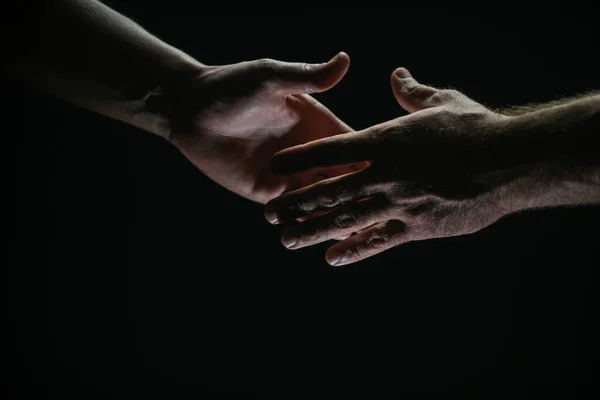 Χειραψία Άντρες Που Κρατιούνται Χέρι Χέρι Απομονωμένοι Στο Μαύρο Σύνδεση — Φωτογραφία Αρχείου